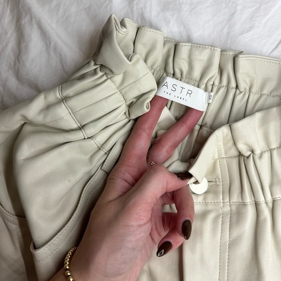 ASTR the Label Petunia Faux Leather Cream Shorts Size XS - Picture 5 of 5